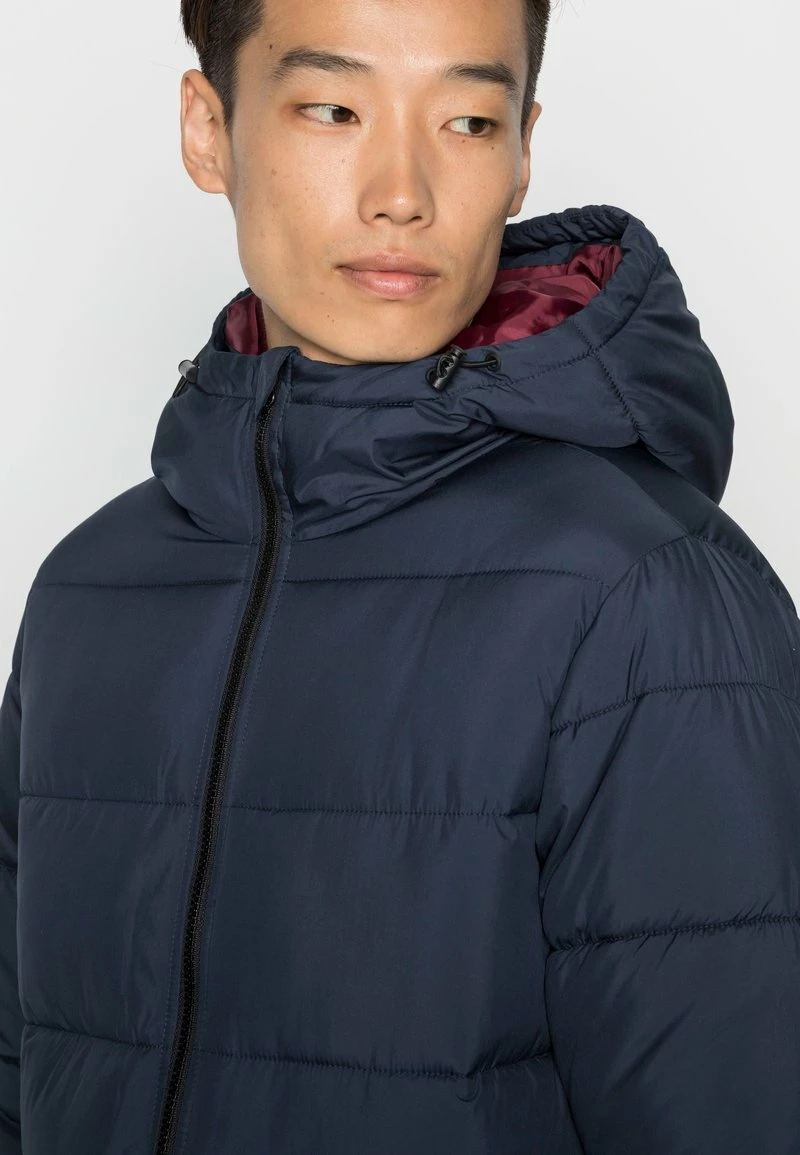 Pier One Hombre BASIC PUFFER JACKET WITH CONTRAST HOOD - Chaqueta De Invierno - Dark Blue/bordeaux 7 Pier One Hombre BASIC PUFFER JACKET WITH CONTRAST HOOD - Chaqueta De Invierno - Dark Blue/bordeaux - Imagen 5