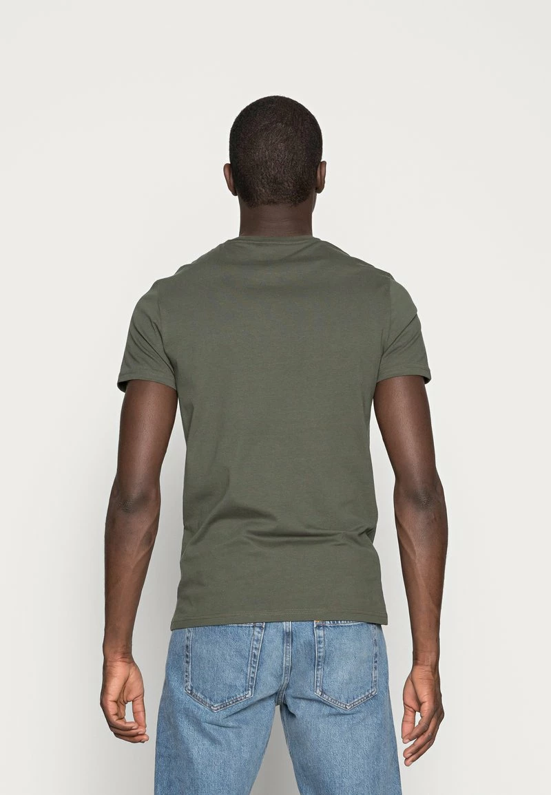 Pier One 3 PACK - Camiseta Básica - Black/grey/green, Hombre 5 Pier One 3 PACK - Camiseta Básica - Black/grey/green, Hombre - Imagen 3