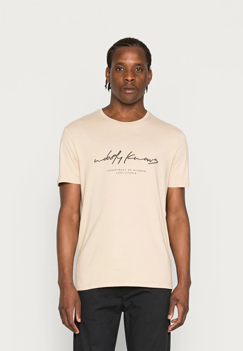 Pier One Camiseta Estampada - Tan, Hombre 3 Pier One Camiseta Estampada - Tan, Hombre
