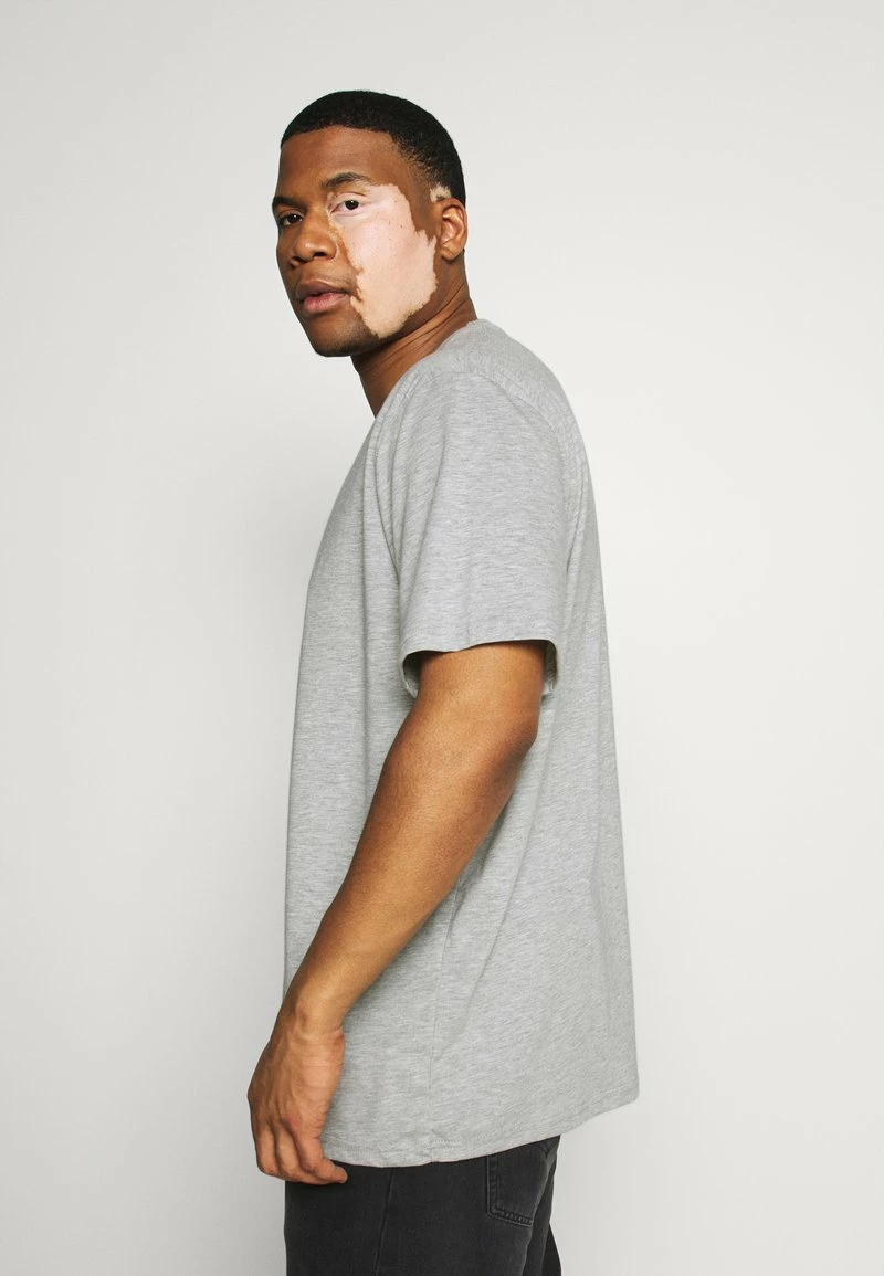 Pier One Hombre 5 PACK - Camiseta Básica - Khaki/grey/dark Blue 4 Pier One Hombre 5 PACK - Camiseta Básica - Khaki/grey/dark Blue - Imagen 2