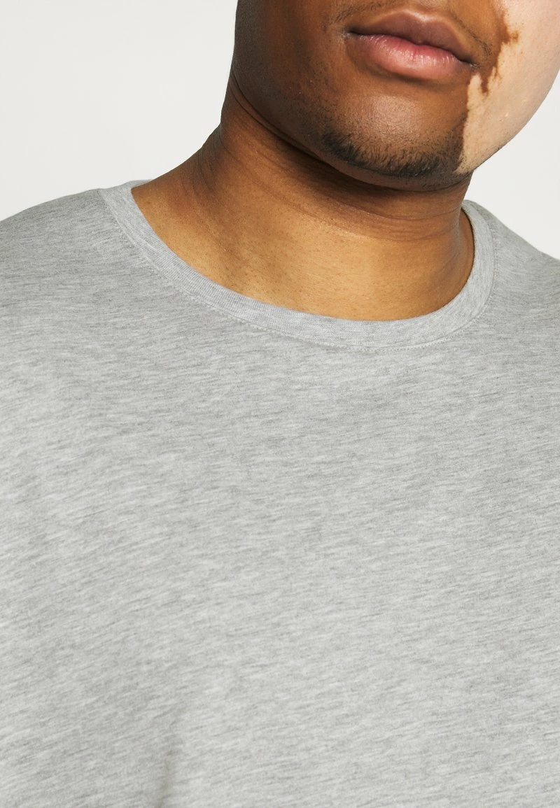 Pier One Hombre 5 PACK - Camiseta Básica - Khaki/grey/dark Blue 8 Pier One Hombre 5 PACK - Camiseta Básica - Khaki/grey/dark Blue - Imagen 6