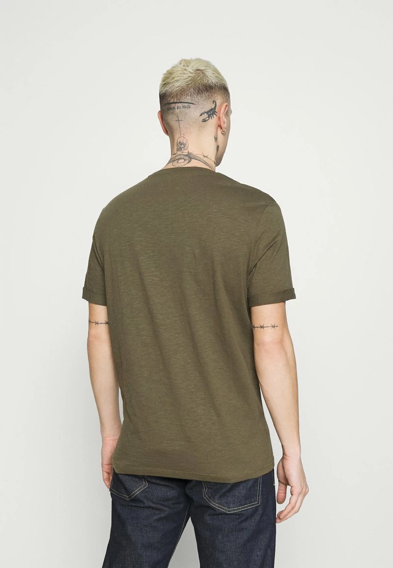 Pier One Unisexo Camiseta Estampada - Olive 5 Pier One Unisexo Camiseta Estampada - Olive - Imagen 3