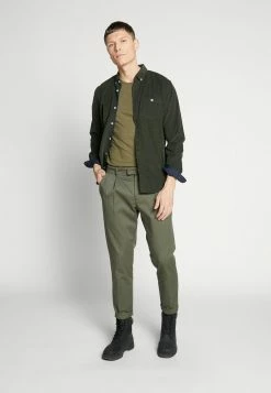 Pier One Hombre Camiseta Básica - Oliv 8 Pier One Hombre Camiseta Básica - Oliv -PIER ONE Ventas c5cf09c06da641e3bbac8b06dc3b9111