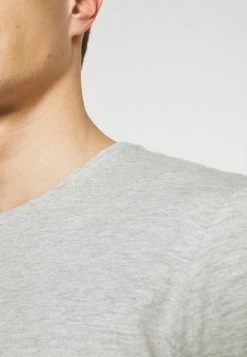 Pier One Hombre 3 PACK - Camiseta Básica - Black/grey/bordeaux 17 Pier One Hombre 3 PACK - Camiseta Básica - Black/grey/bordeaux -PIER ONE Ventas cf2bf76acaa04ce7a9f485db3954ff6b