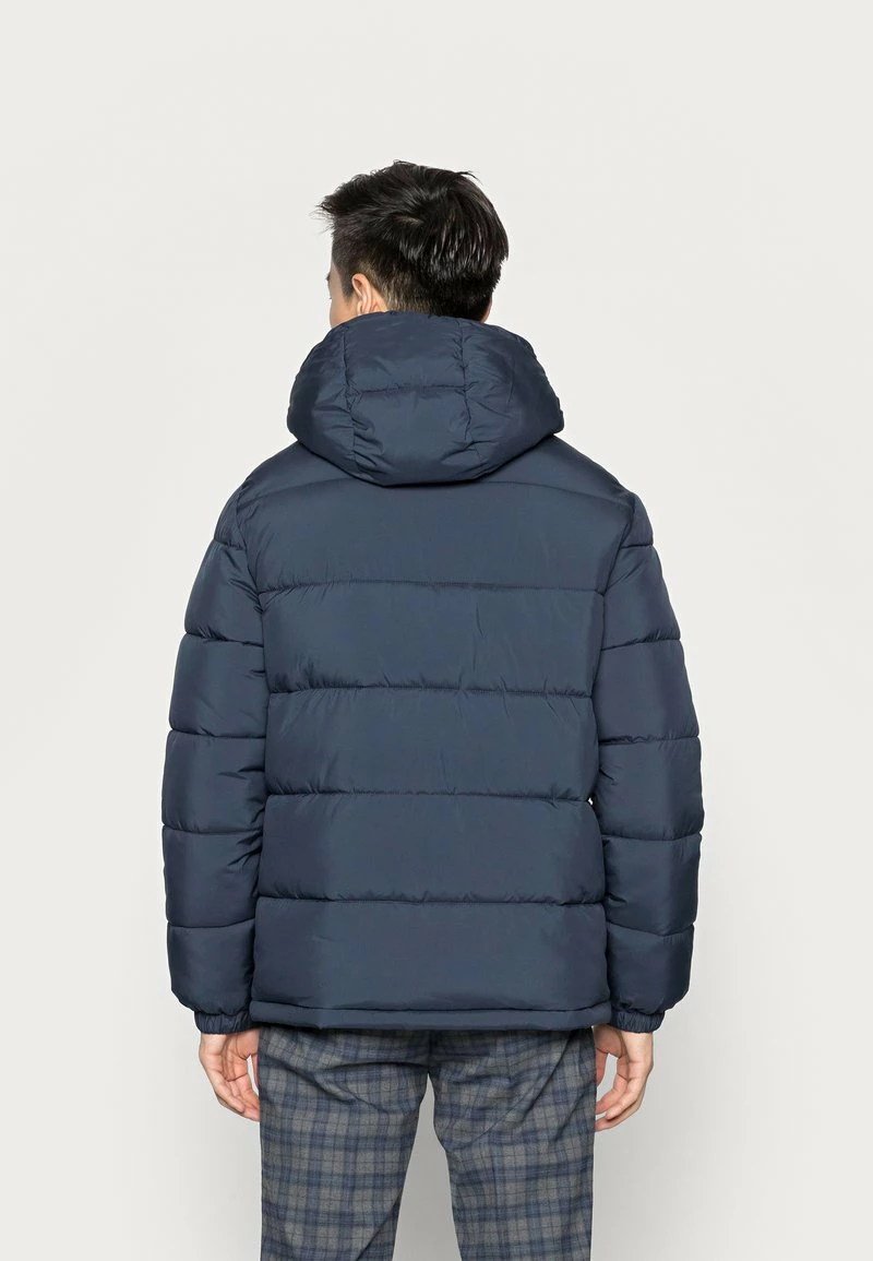 Pier One Hombre BASIC PUFFER JACKET WITH CONTRAST HOOD - Chaqueta De Invierno - Dark Blue/bordeaux 5 Pier One Hombre BASIC PUFFER JACKET WITH CONTRAST HOOD - Chaqueta De Invierno - Dark Blue/bordeaux - Imagen 3